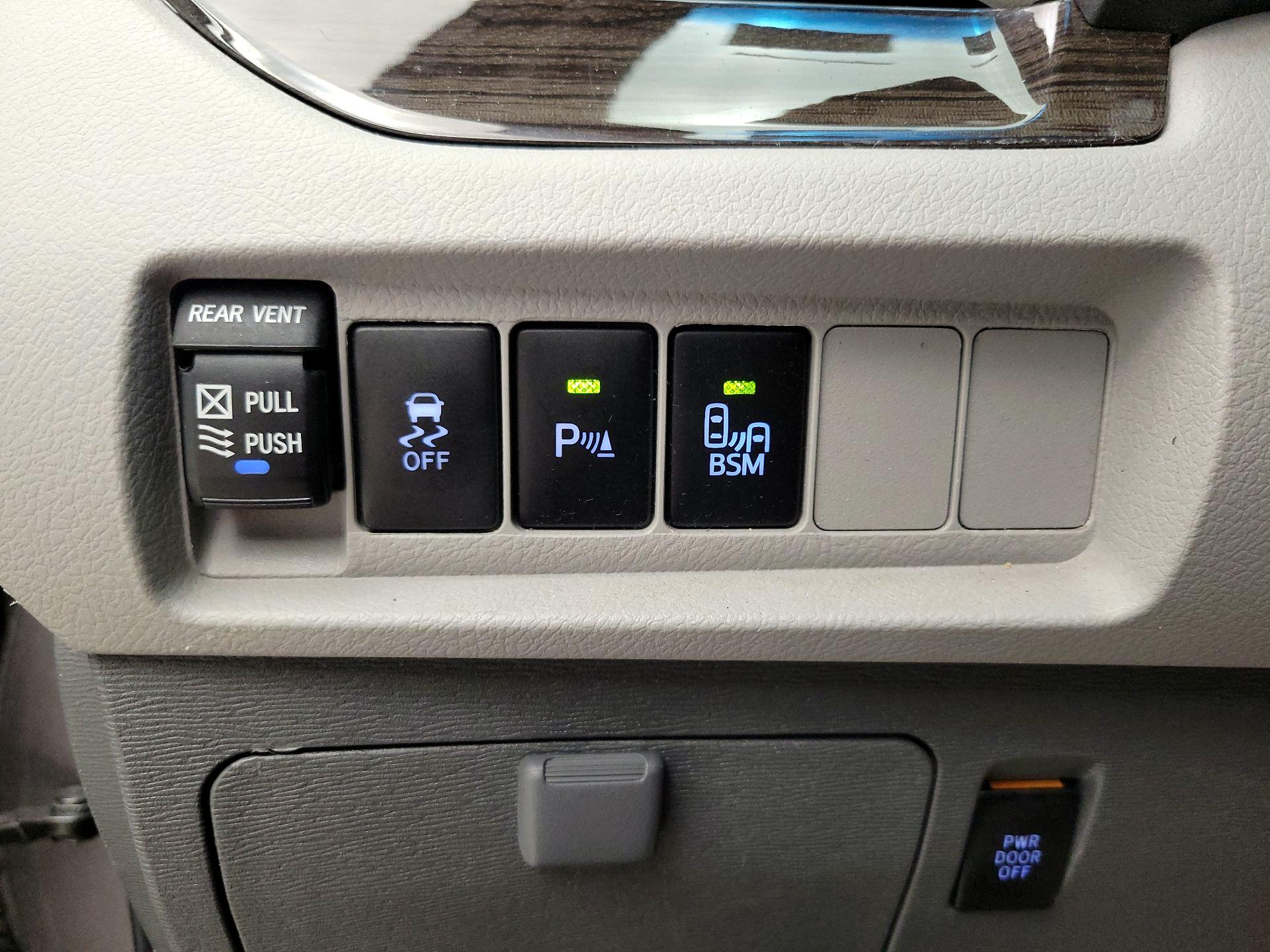Thumbnail: 2015 Toyota Sienna - 13