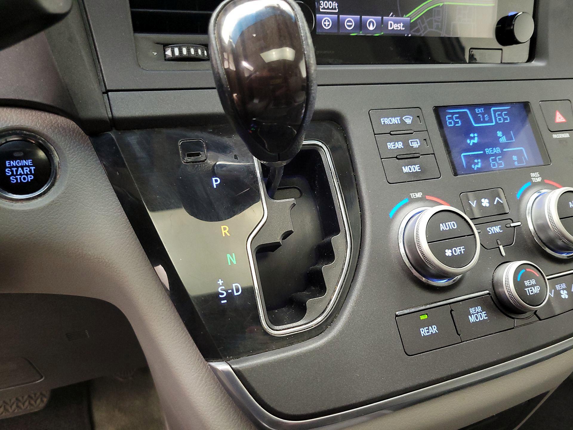 Thumbnail: 2015 Toyota Sienna - 18