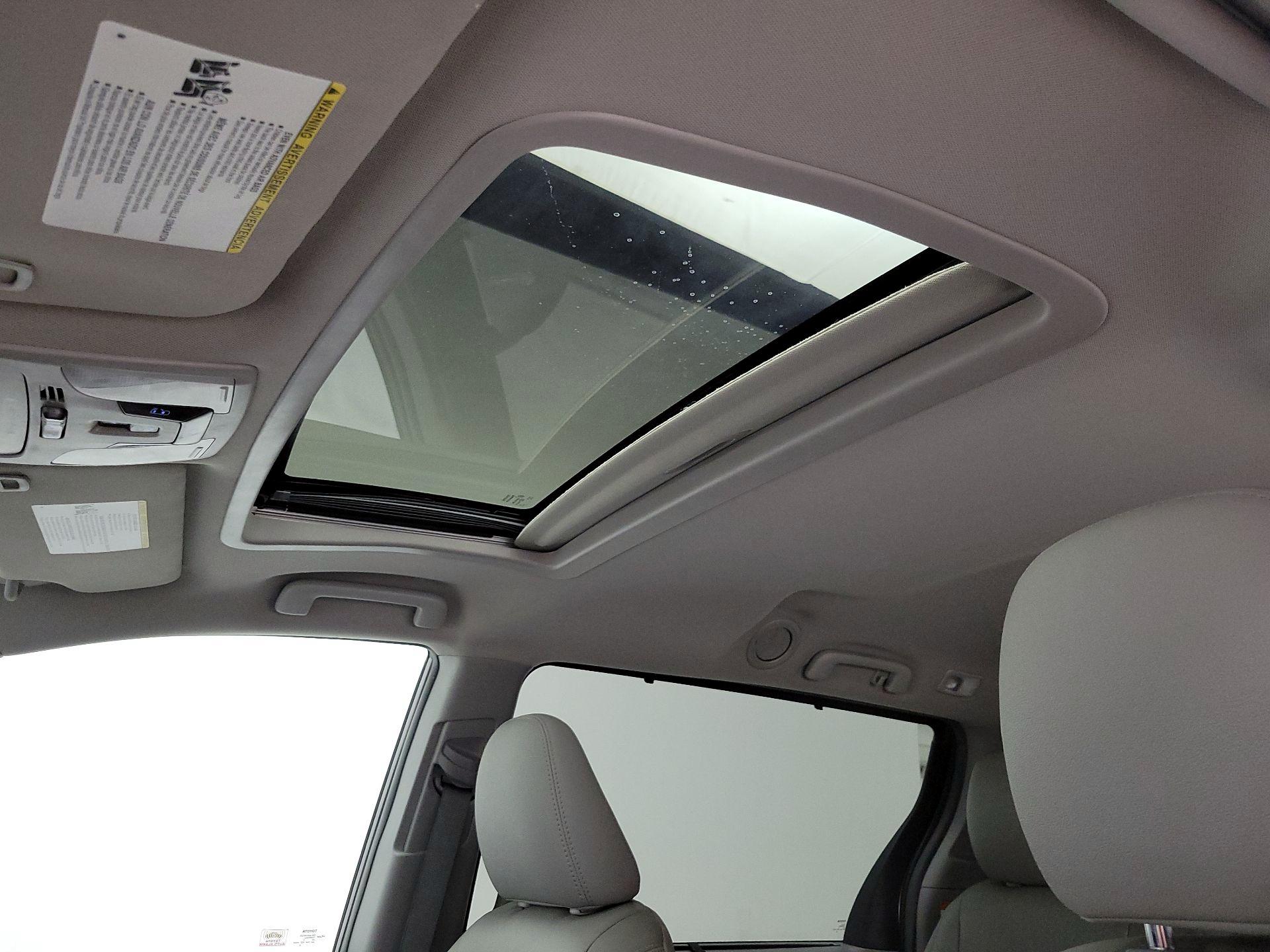 Thumbnail: 2015 Toyota Sienna - 20