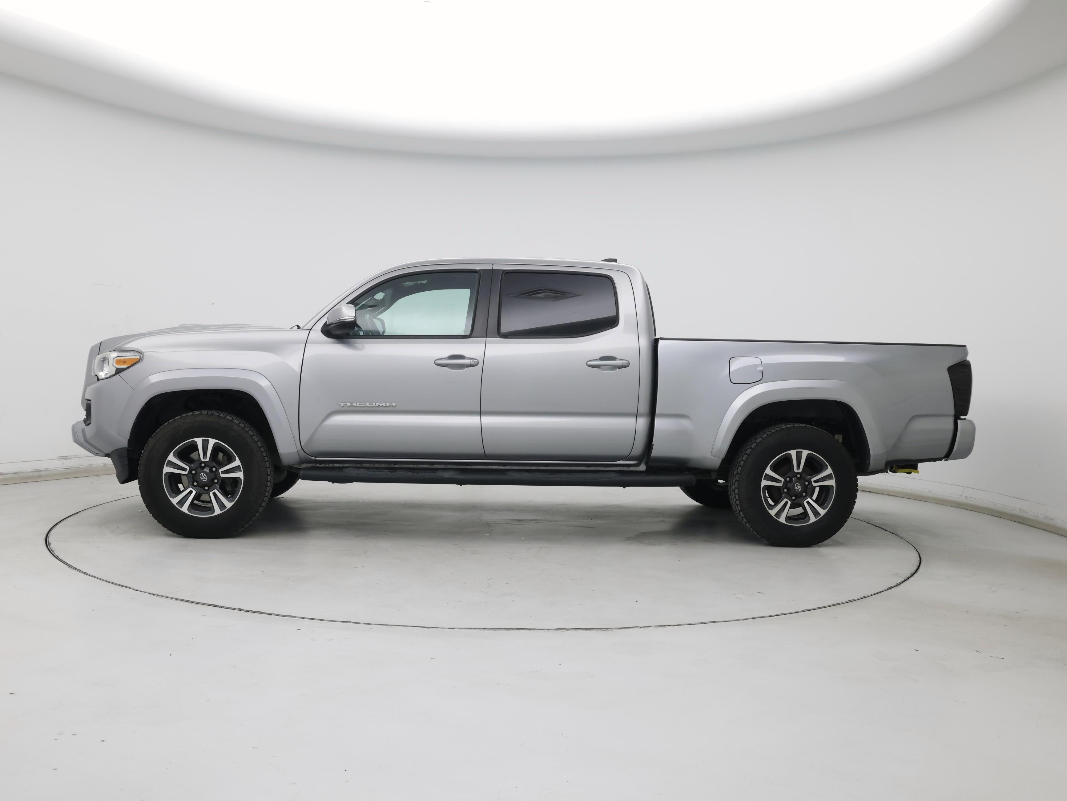 Thumbnail: 2017 Toyota Tacoma - 3