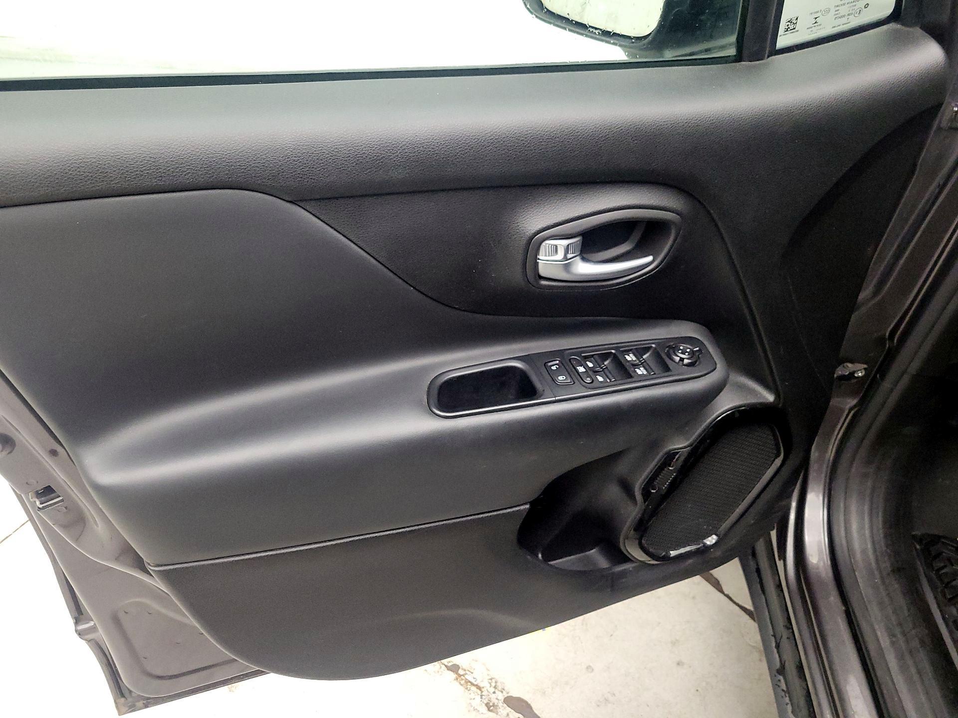 Thumbnail: 2017 Jeep Renegade - 12