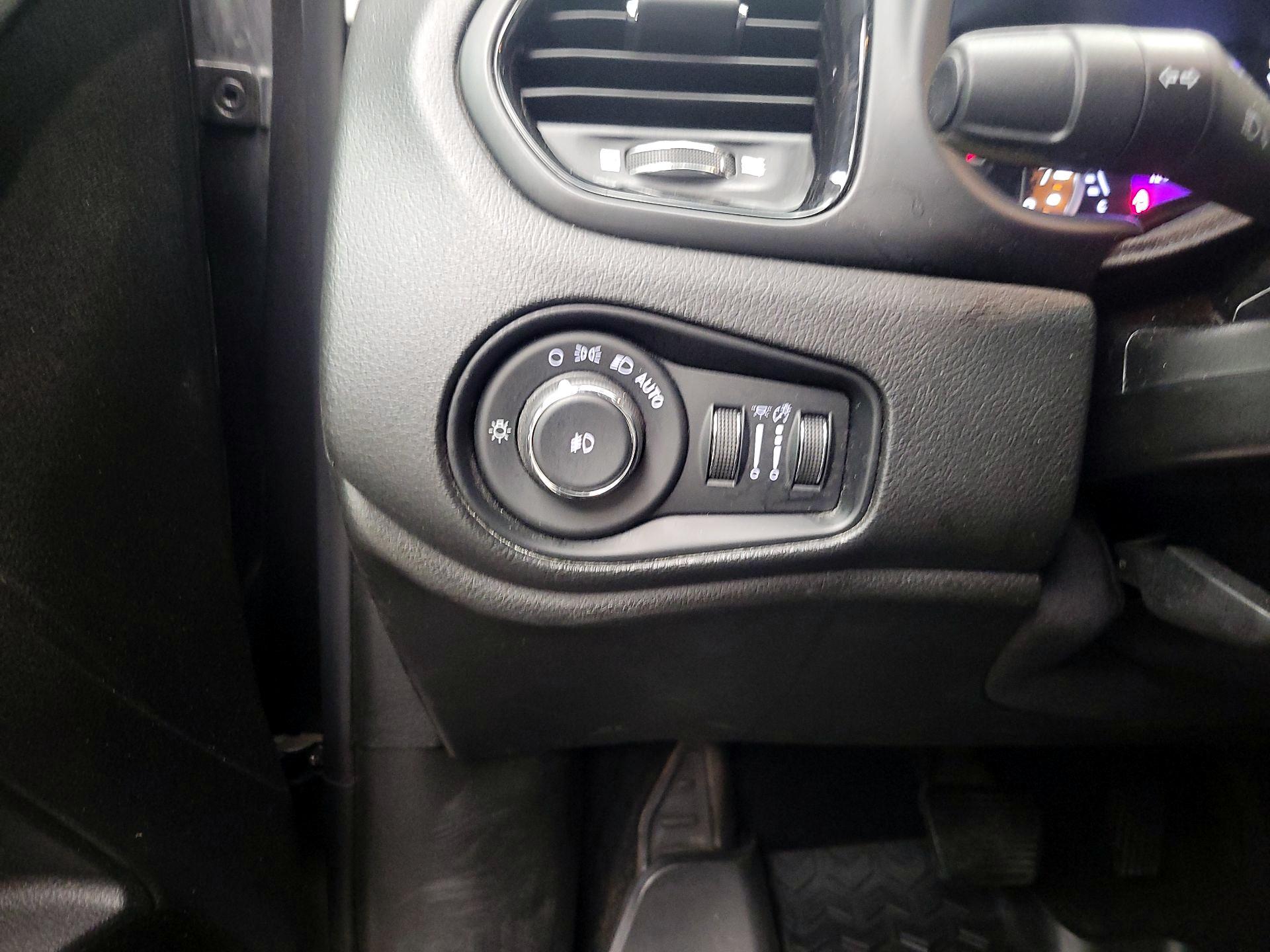 Thumbnail: 2017 Jeep Renegade - 13