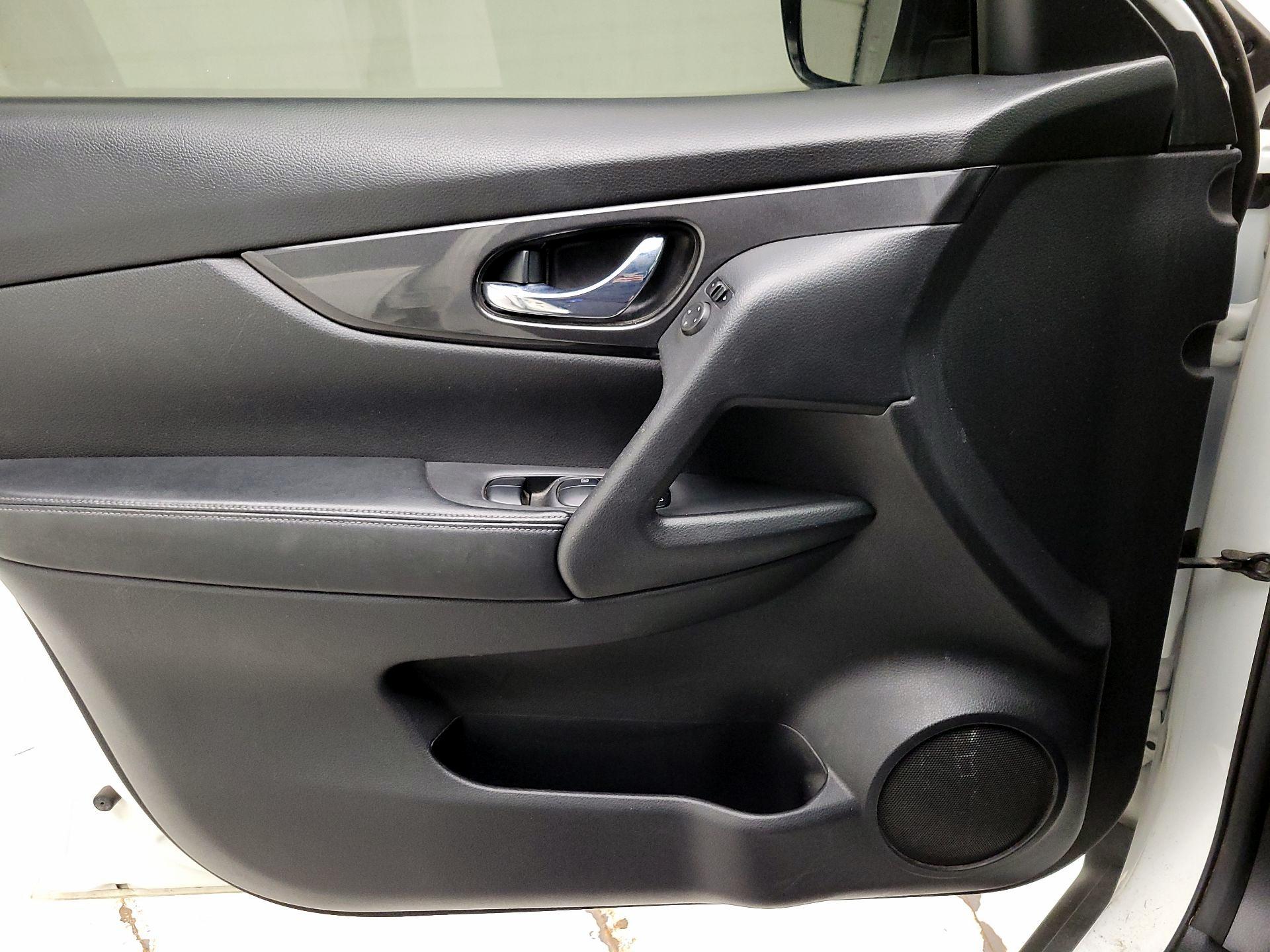 Thumbnail: 2017 Nissan Rogue - 10