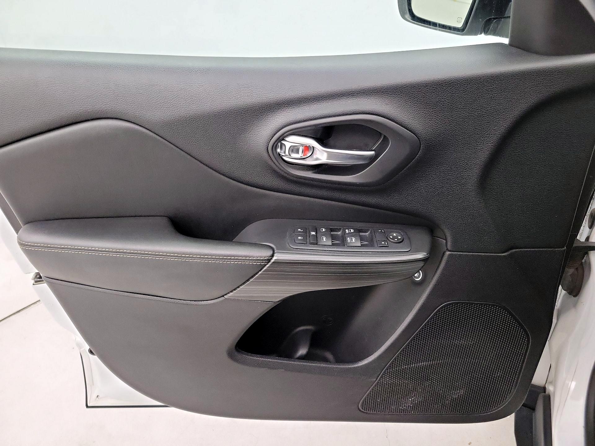 Thumbnail: 2017 Jeep Cherokee - 12