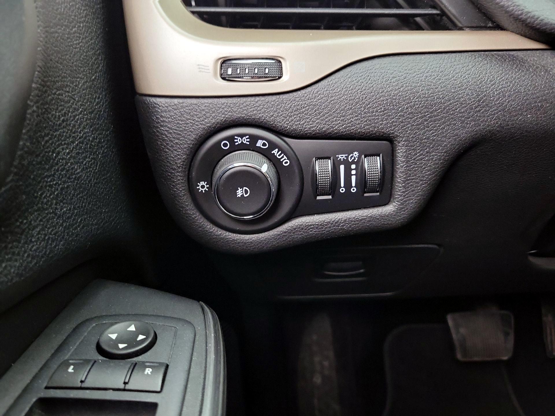 Thumbnail: 2017 Jeep Cherokee - 13