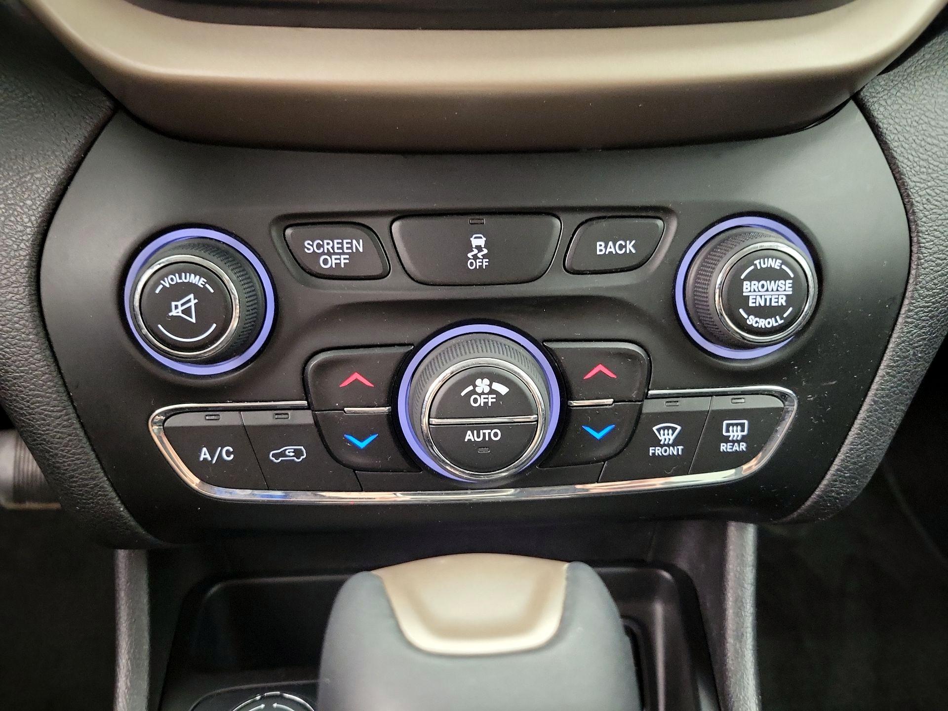 Thumbnail: 2017 Jeep Cherokee - 16