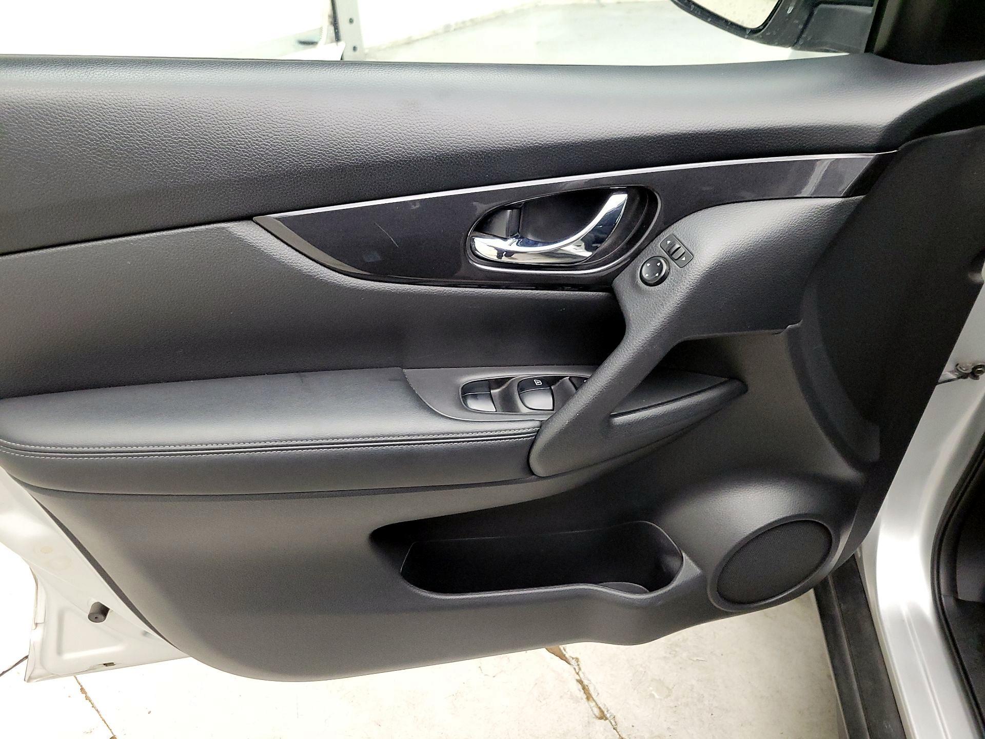 Thumbnail: 2019 Nissan Rogue - 10