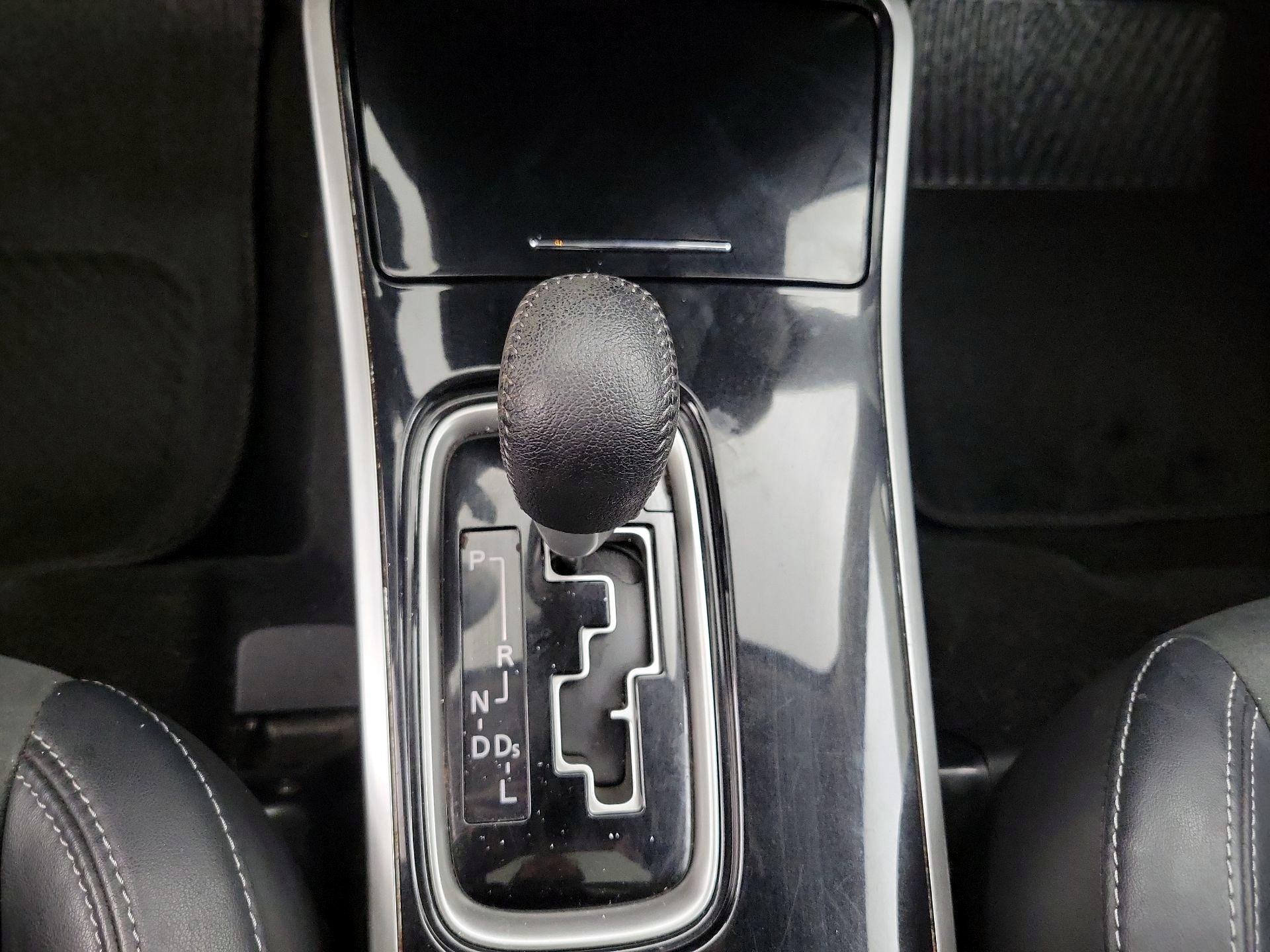 Thumbnail: 2020 Mitsubishi Outlander - 17