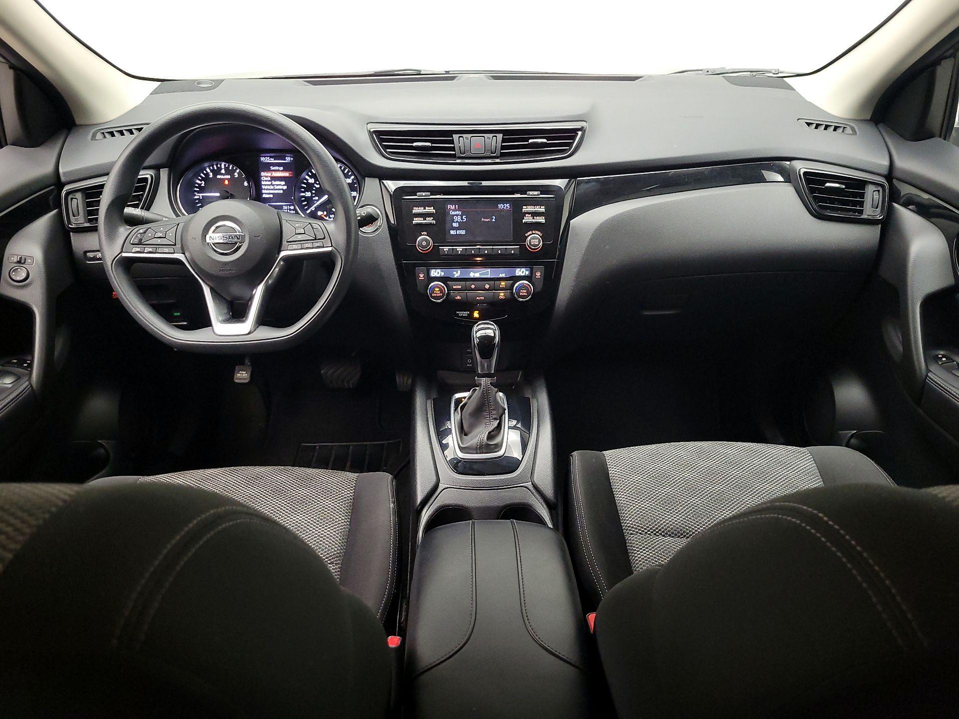 Thumbnail: 2017 Nissan Rogue Sport - 9