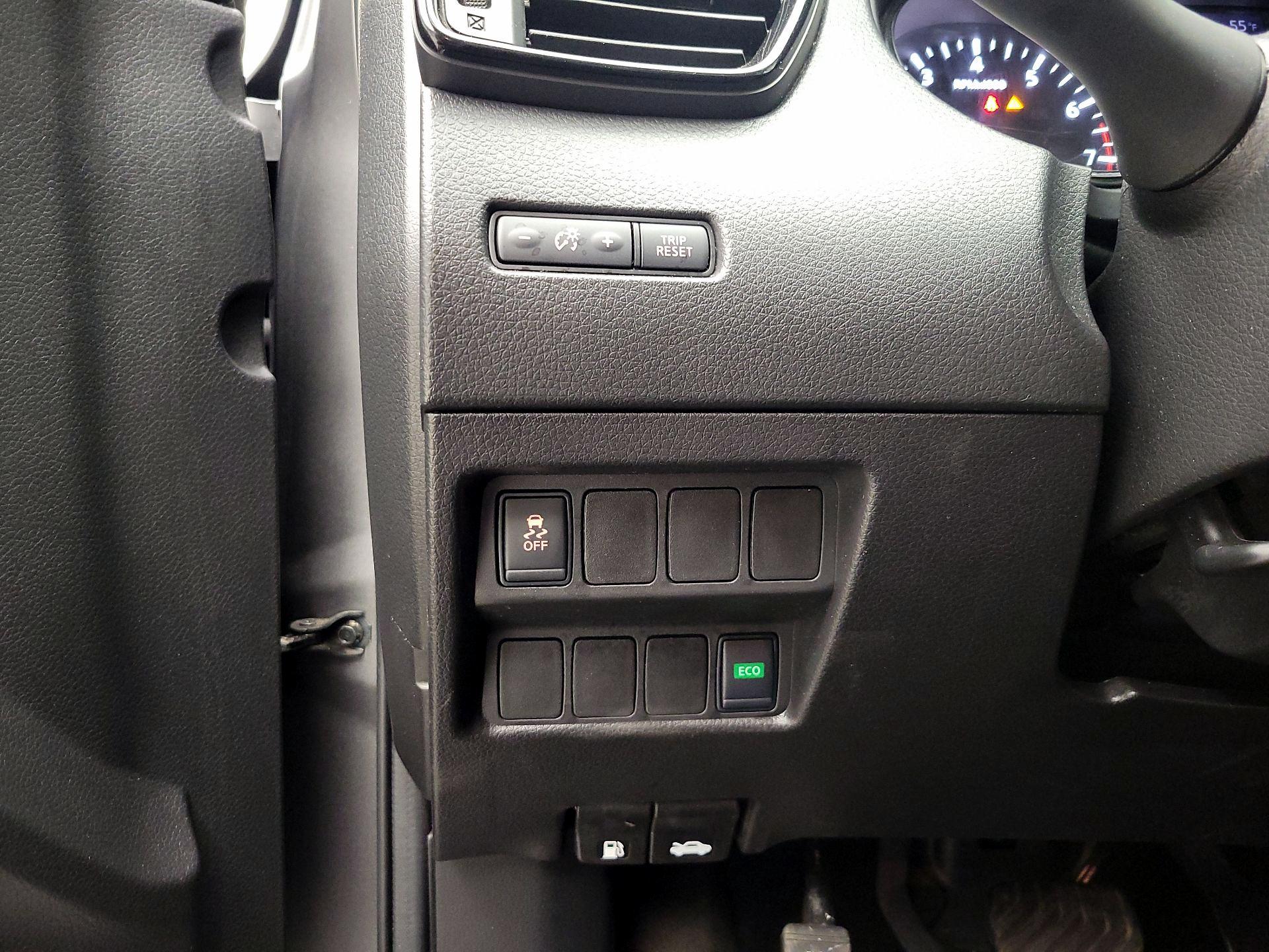 Thumbnail: 2017 Nissan Rogue Sport - 13