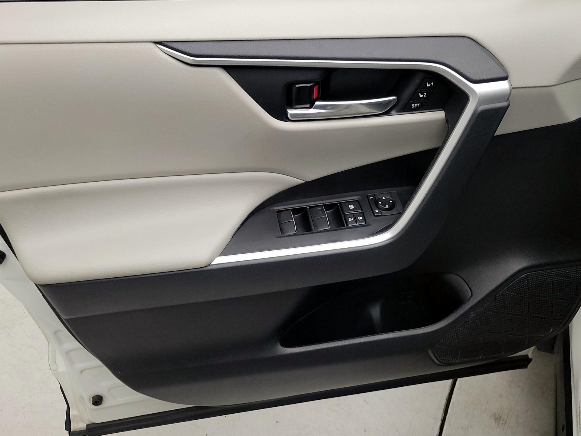 Thumbnail: 2020 Toyota RAV4 - 10