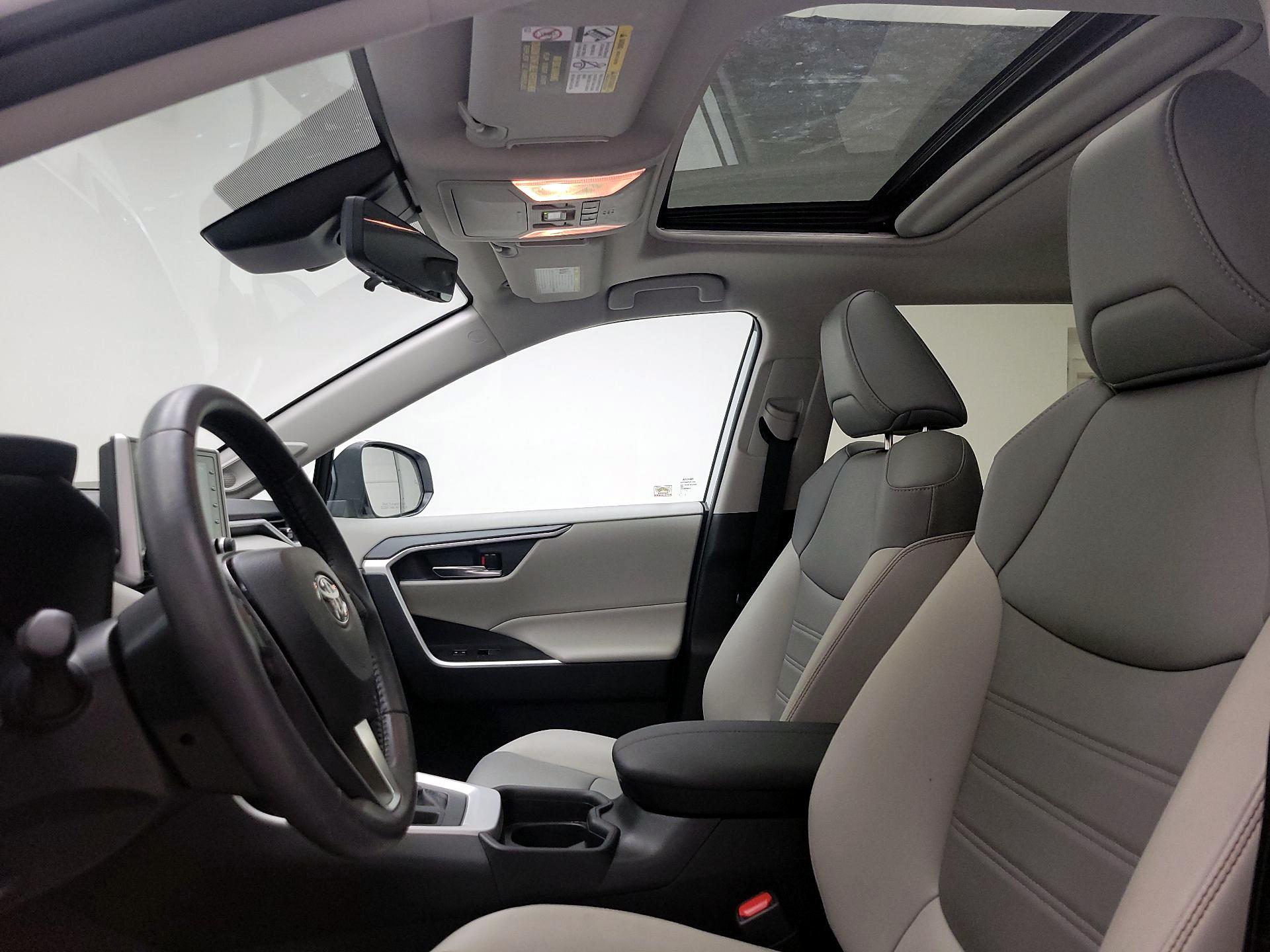 Thumbnail: 2020 Toyota RAV4 - 17