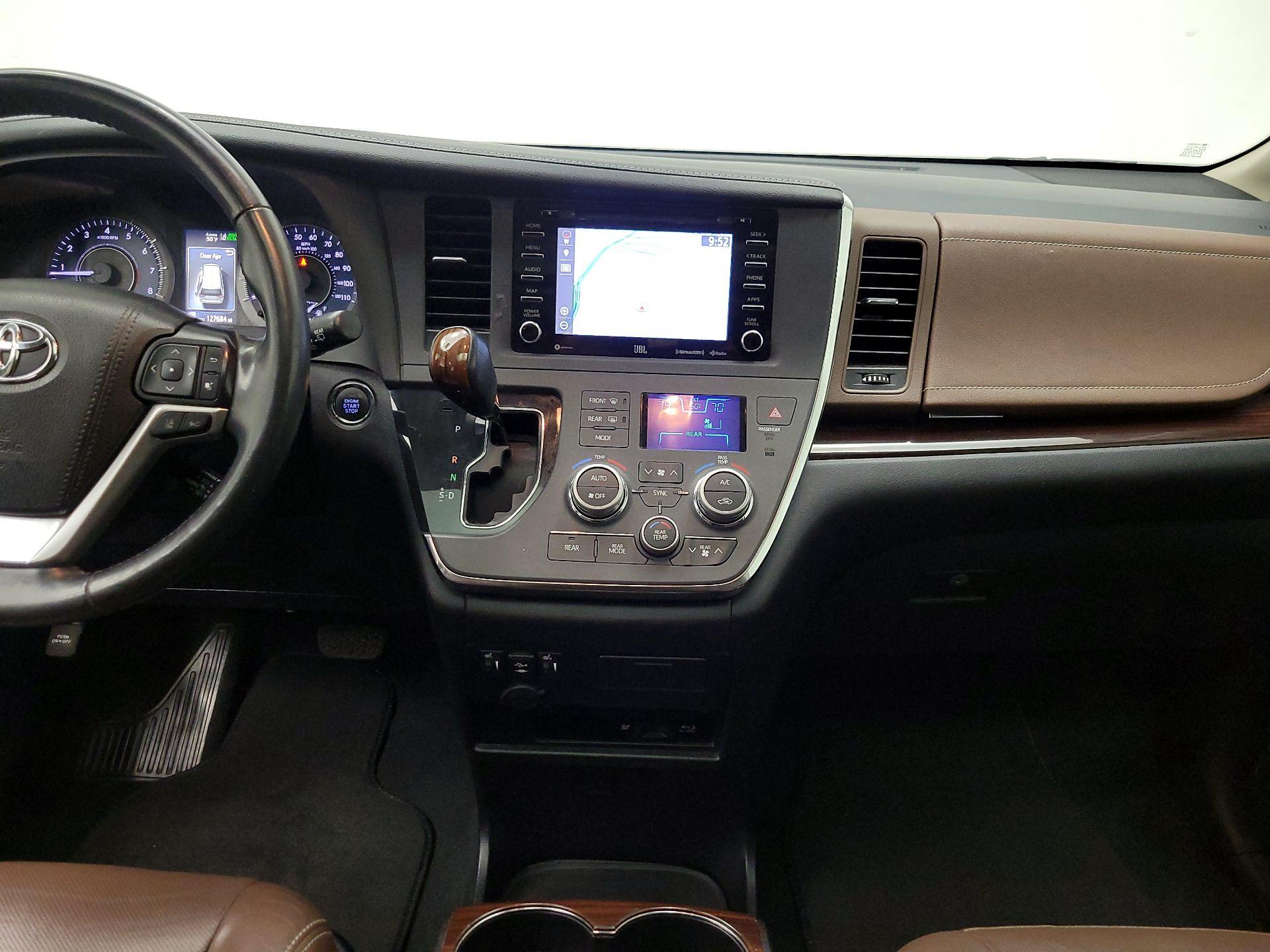 Thumbnail: 2019 Toyota Sienna - 9