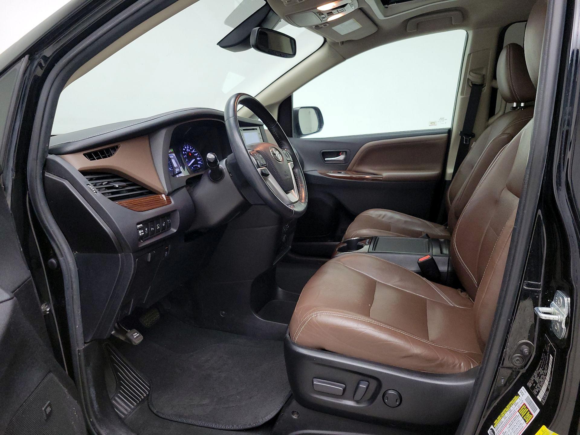 Thumbnail: 2019 Toyota Sienna - 11