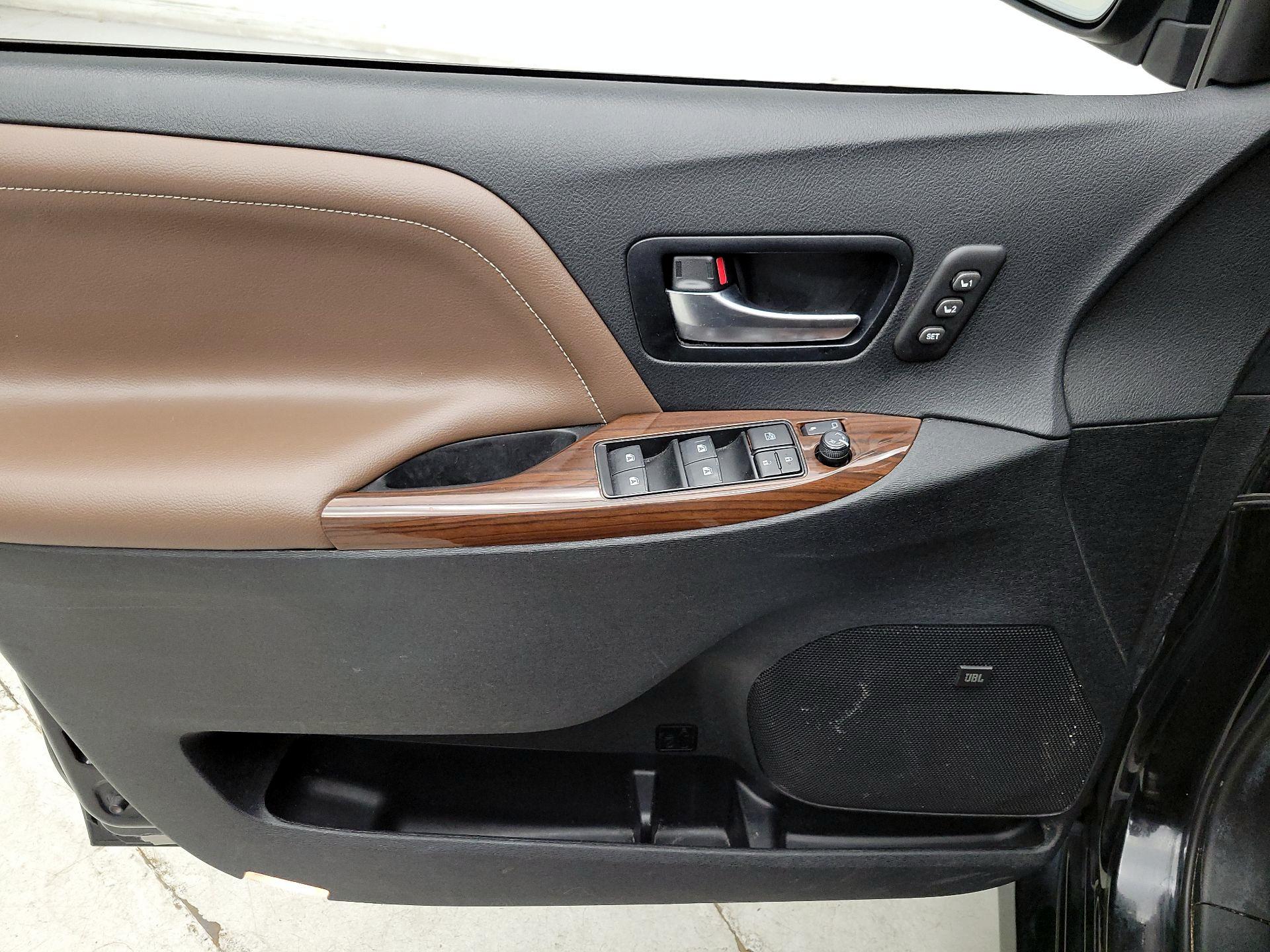 Thumbnail: 2019 Toyota Sienna - 12