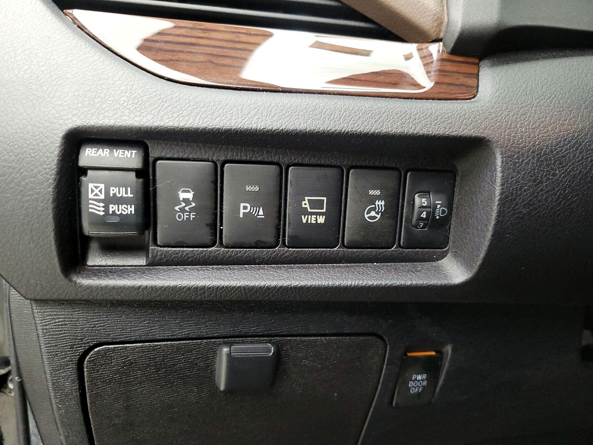 Thumbnail: 2019 Toyota Sienna - 13