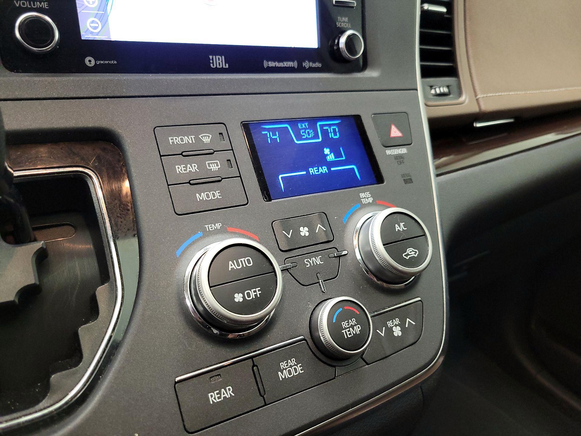 Thumbnail: 2019 Toyota Sienna - 17