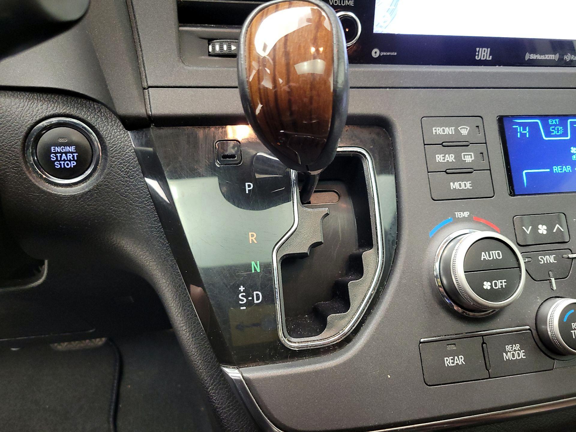 Thumbnail: 2019 Toyota Sienna - 18