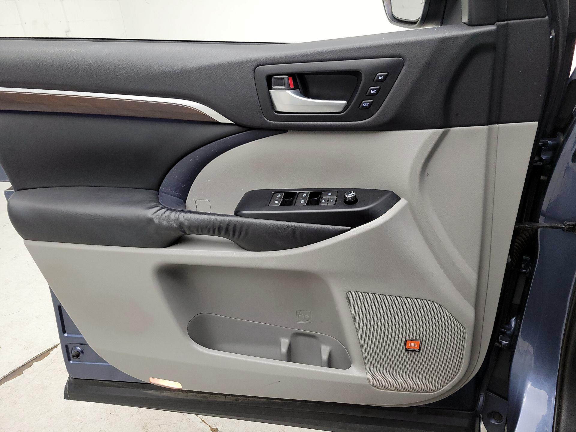 Thumbnail: 2015 Toyota Highlander - 12