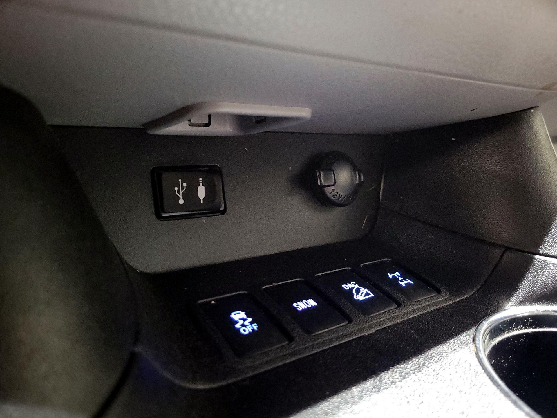 Thumbnail: 2015 Toyota Highlander - 18