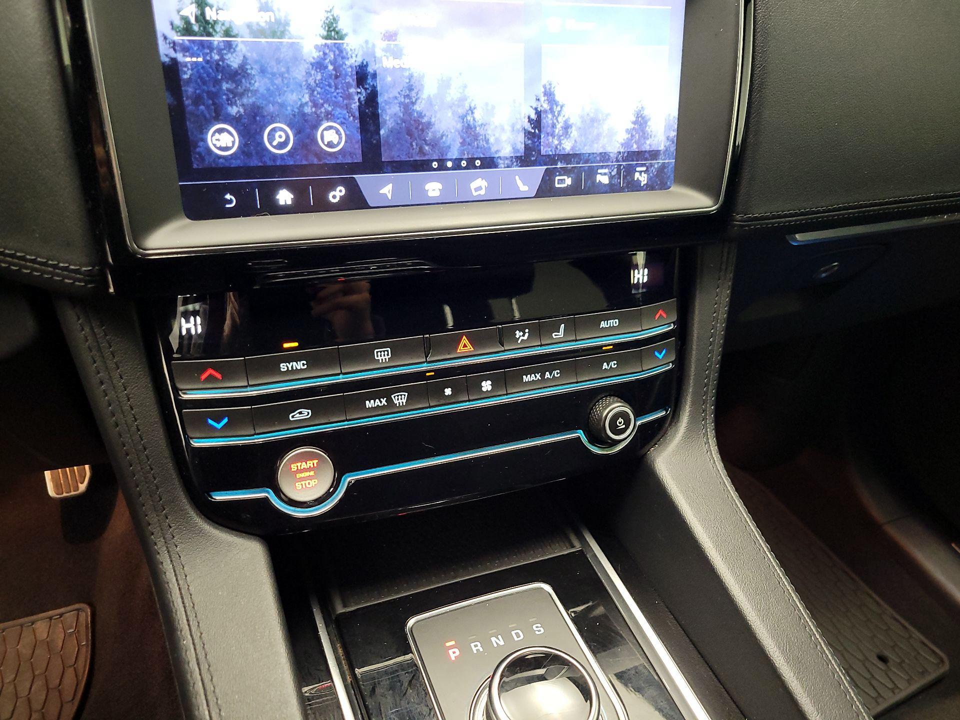 Thumbnail: 2019 Jaguar F-Pace - 17