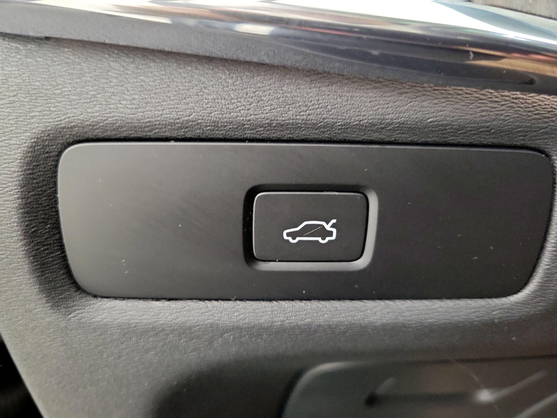 Thumbnail: 2023 Volvo S90 - 13