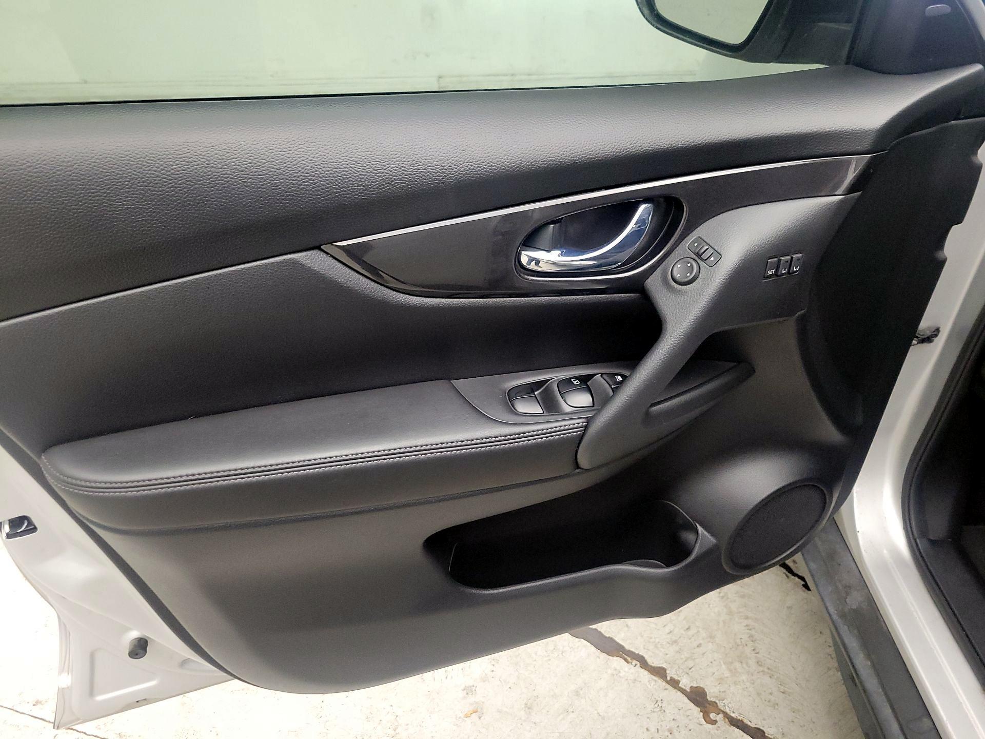 Thumbnail: 2018 Nissan Rogue - 12