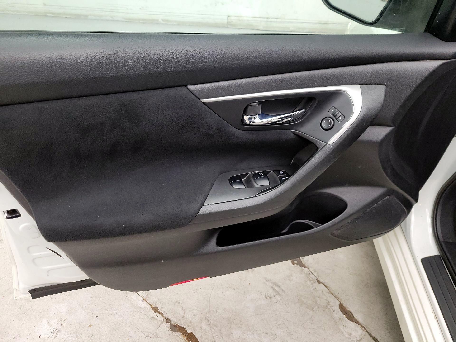 Thumbnail: 2015 Nissan Altima - 12