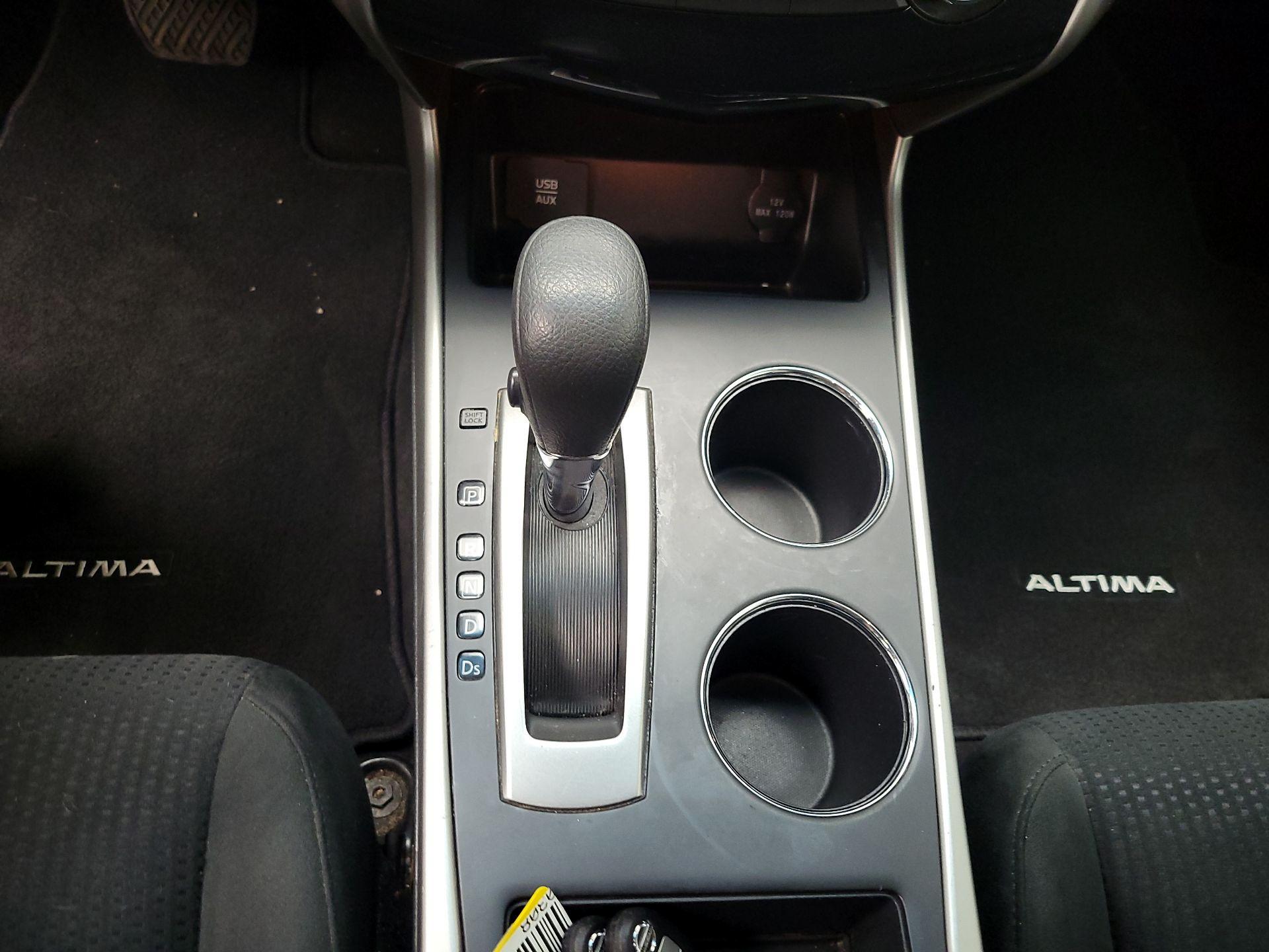 Thumbnail: 2015 Nissan Altima - 17