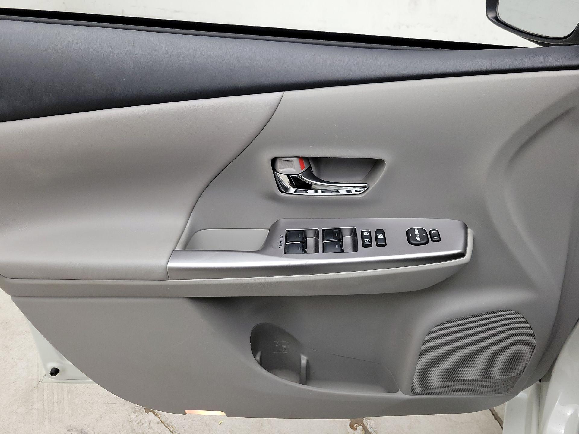 Thumbnail: 2015 Toyota Prius v - 12