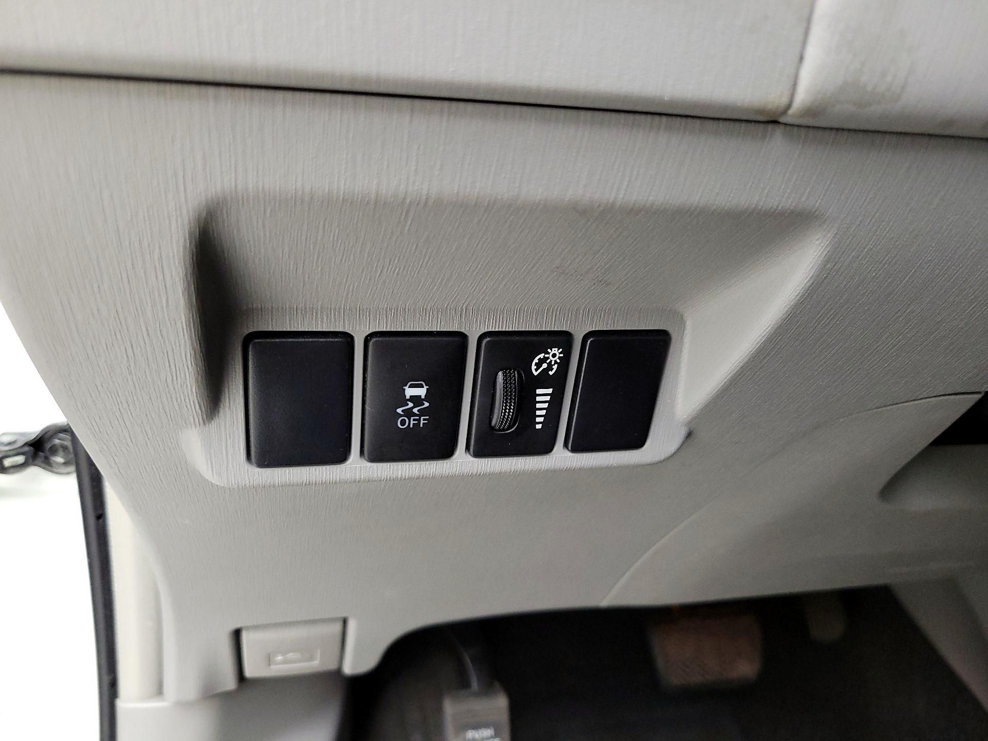 Thumbnail: 2015 Toyota Prius v - 13