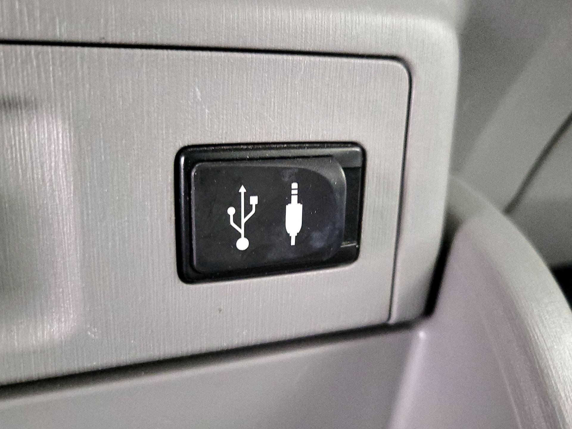 Thumbnail: 2015 Toyota Prius v - 19