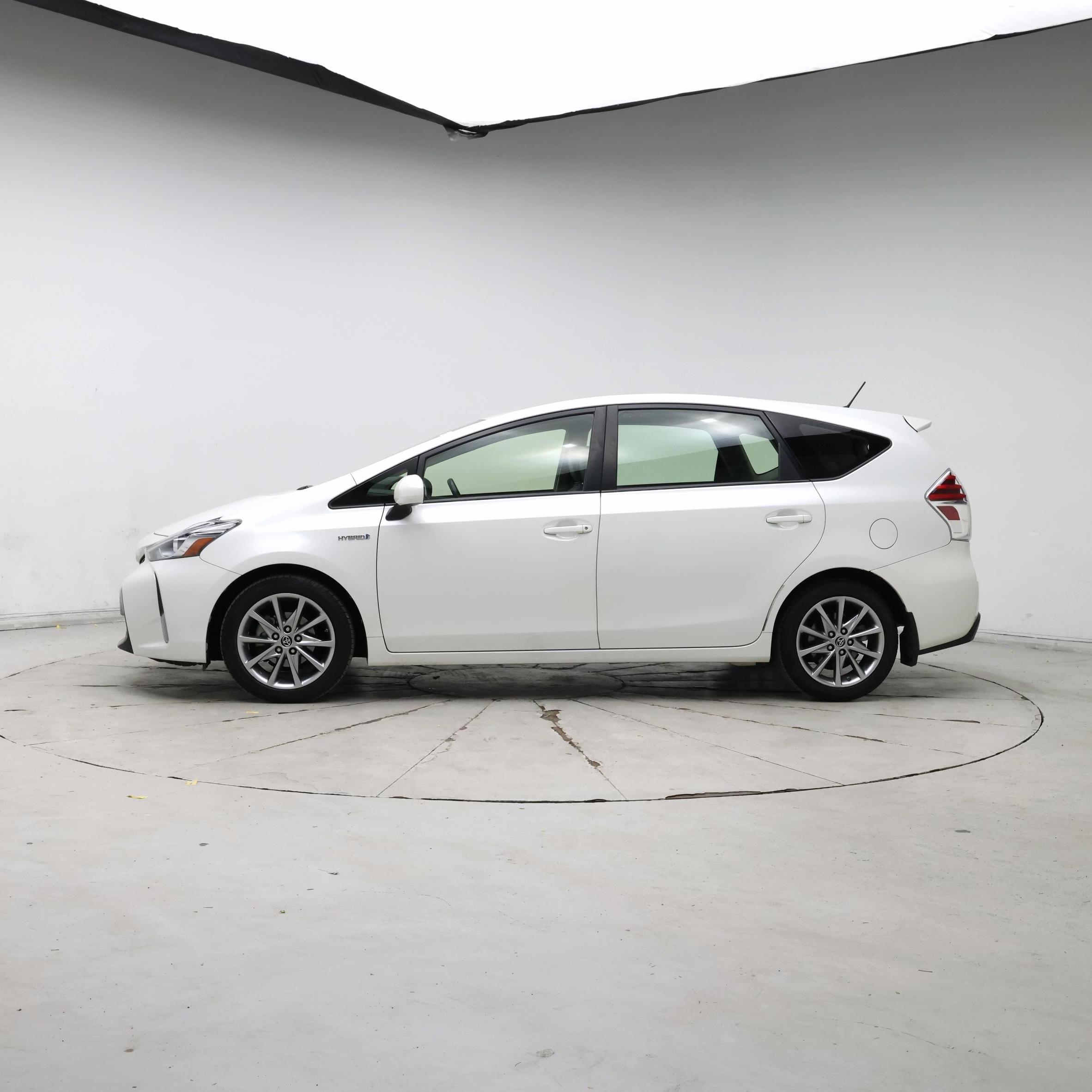 Thumbnail: 2015 Toyota Prius v - 3
