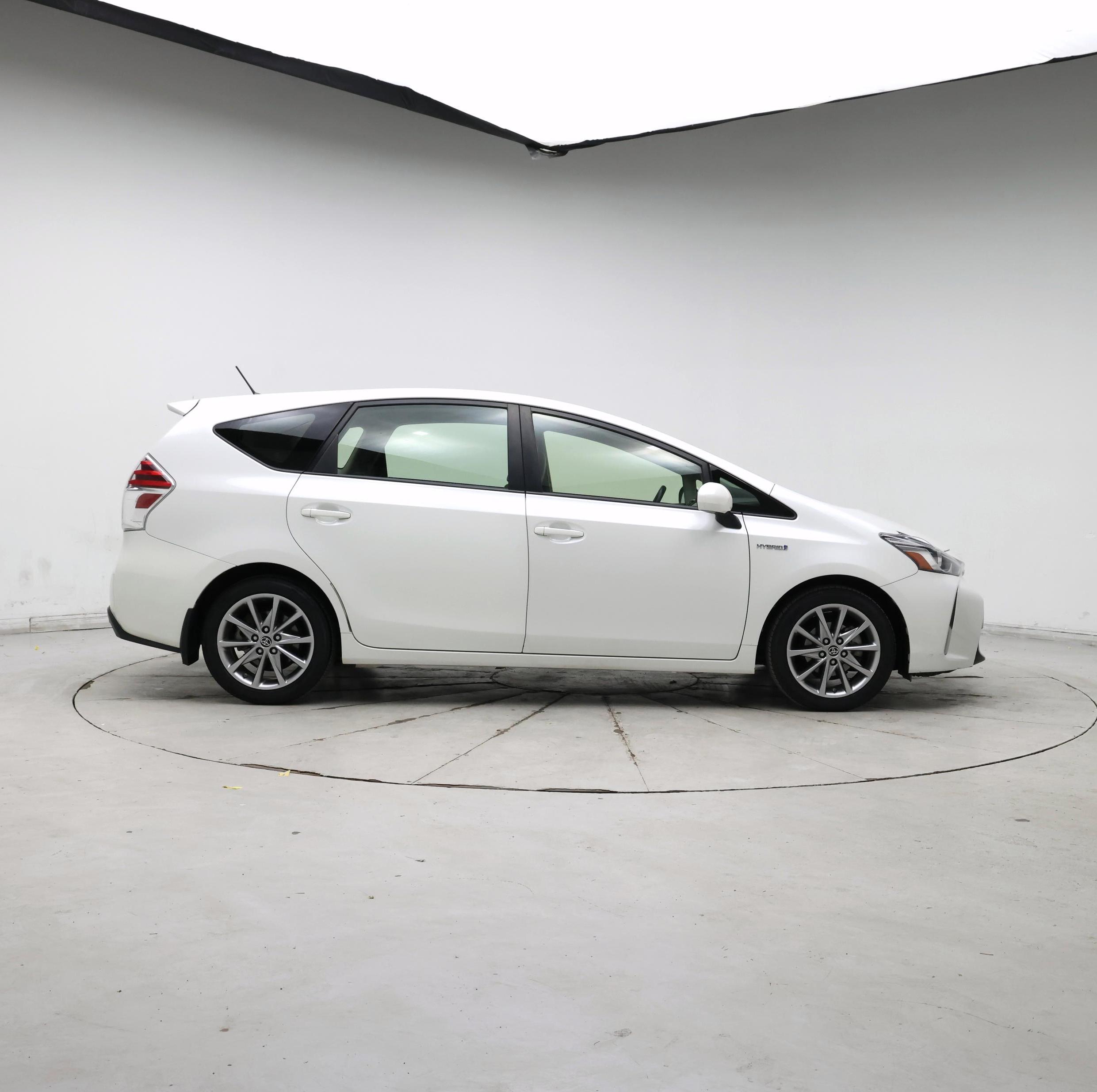 Thumbnail: 2015 Toyota Prius v - 7