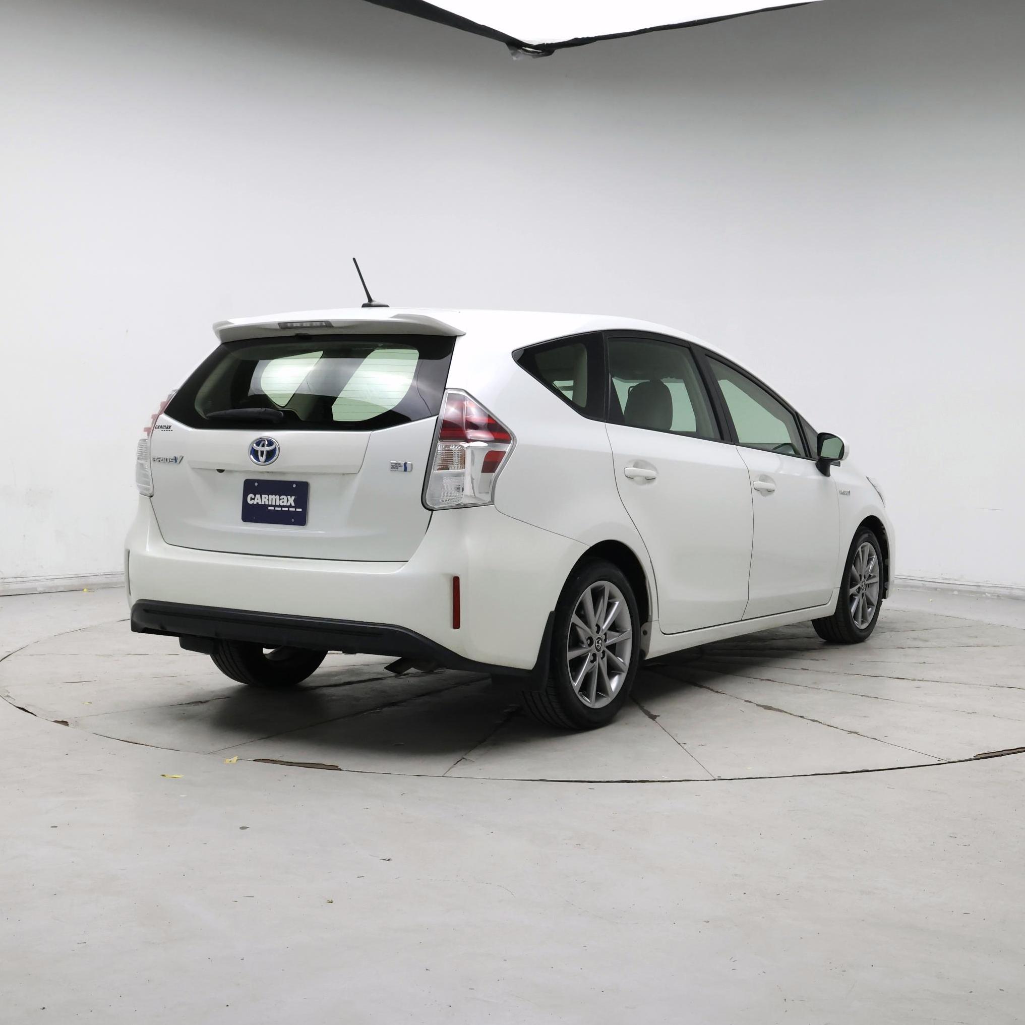 Thumbnail: 2015 Toyota Prius v - 8