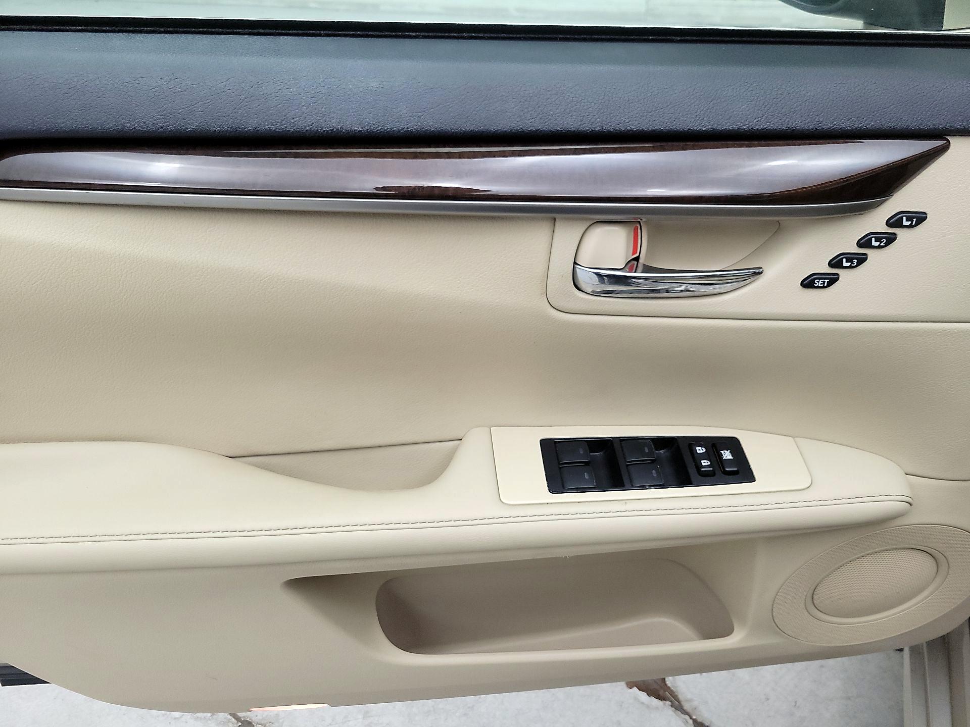 Thumbnail: 2015 Lexus ES - 12