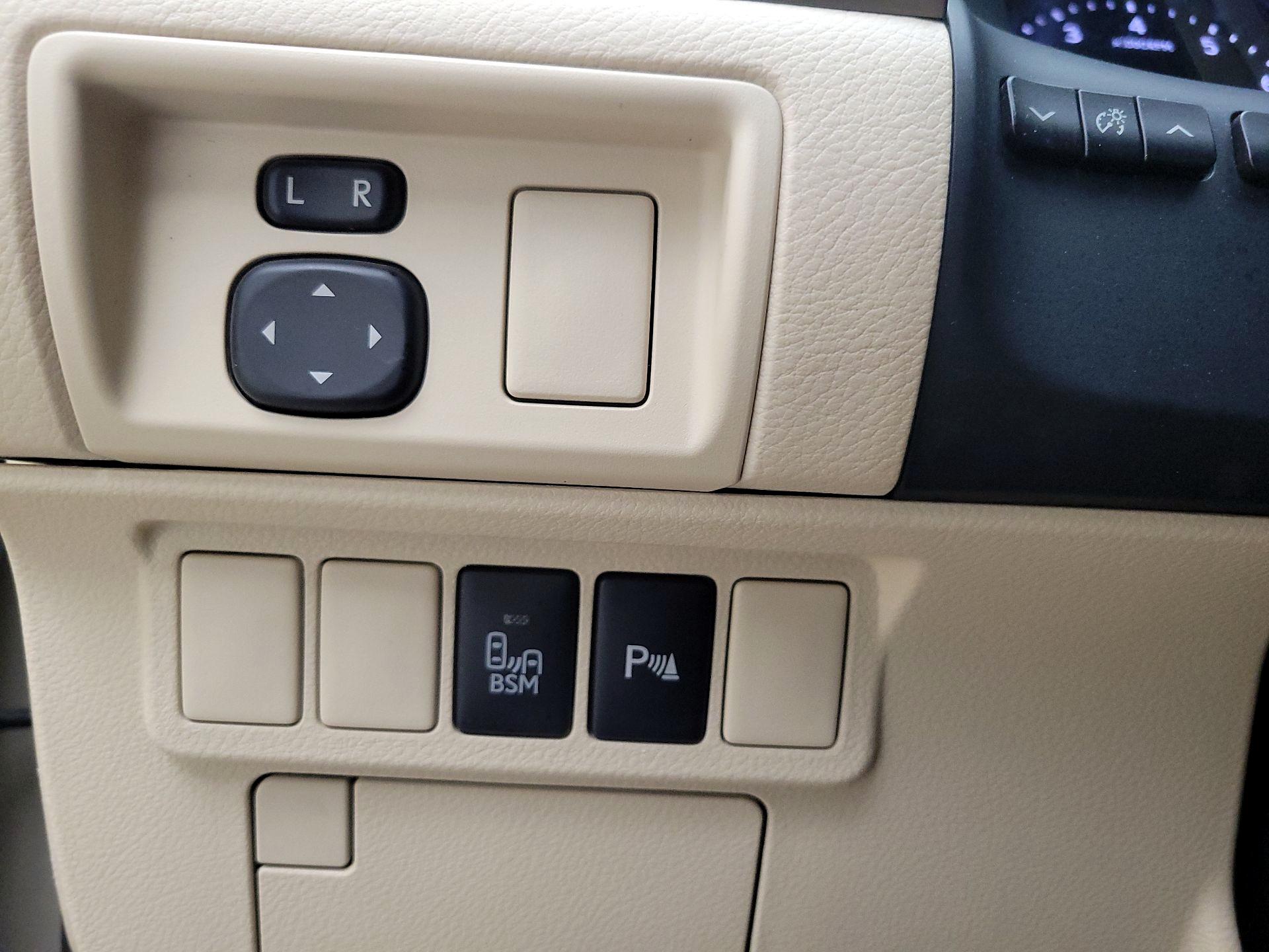 Thumbnail: 2015 Lexus ES - 13