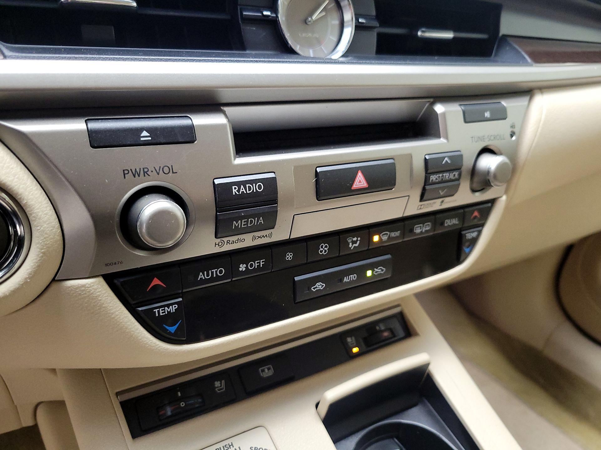 Thumbnail: 2015 Lexus ES - 16