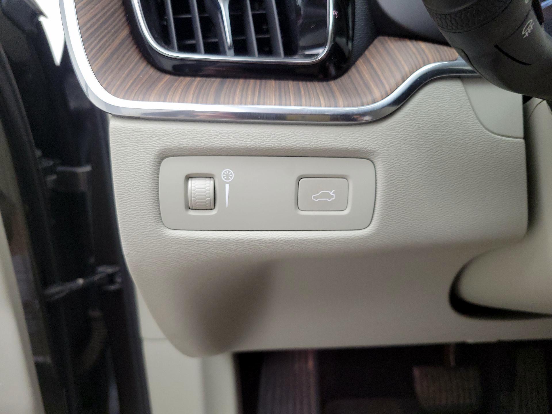 Thumbnail: 2021 Volvo XC60 - 13