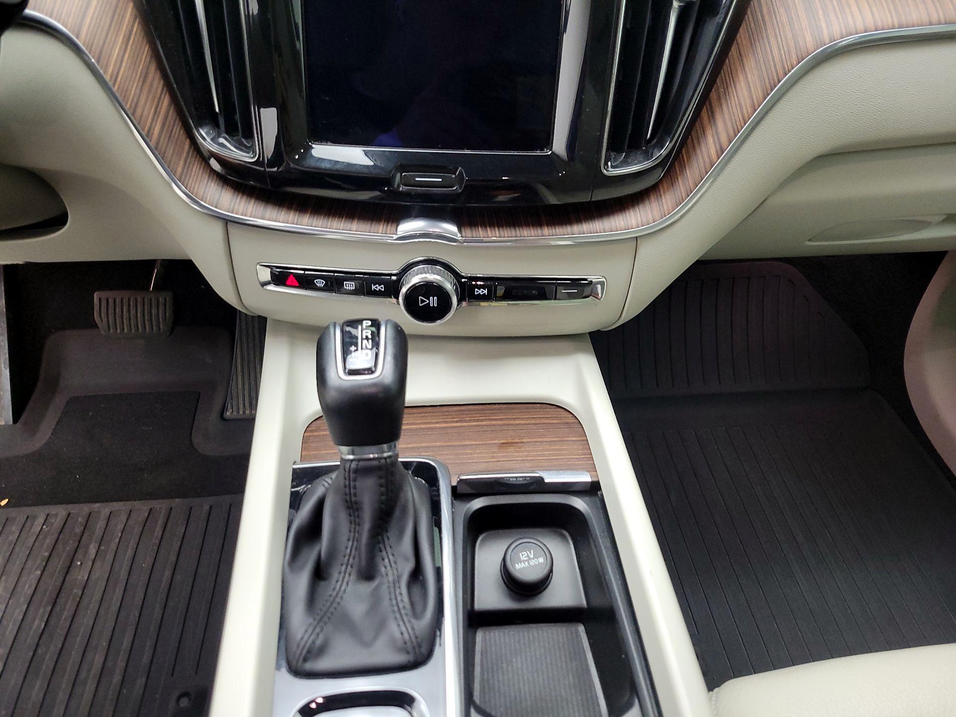 Thumbnail: 2021 Volvo XC60 - 18