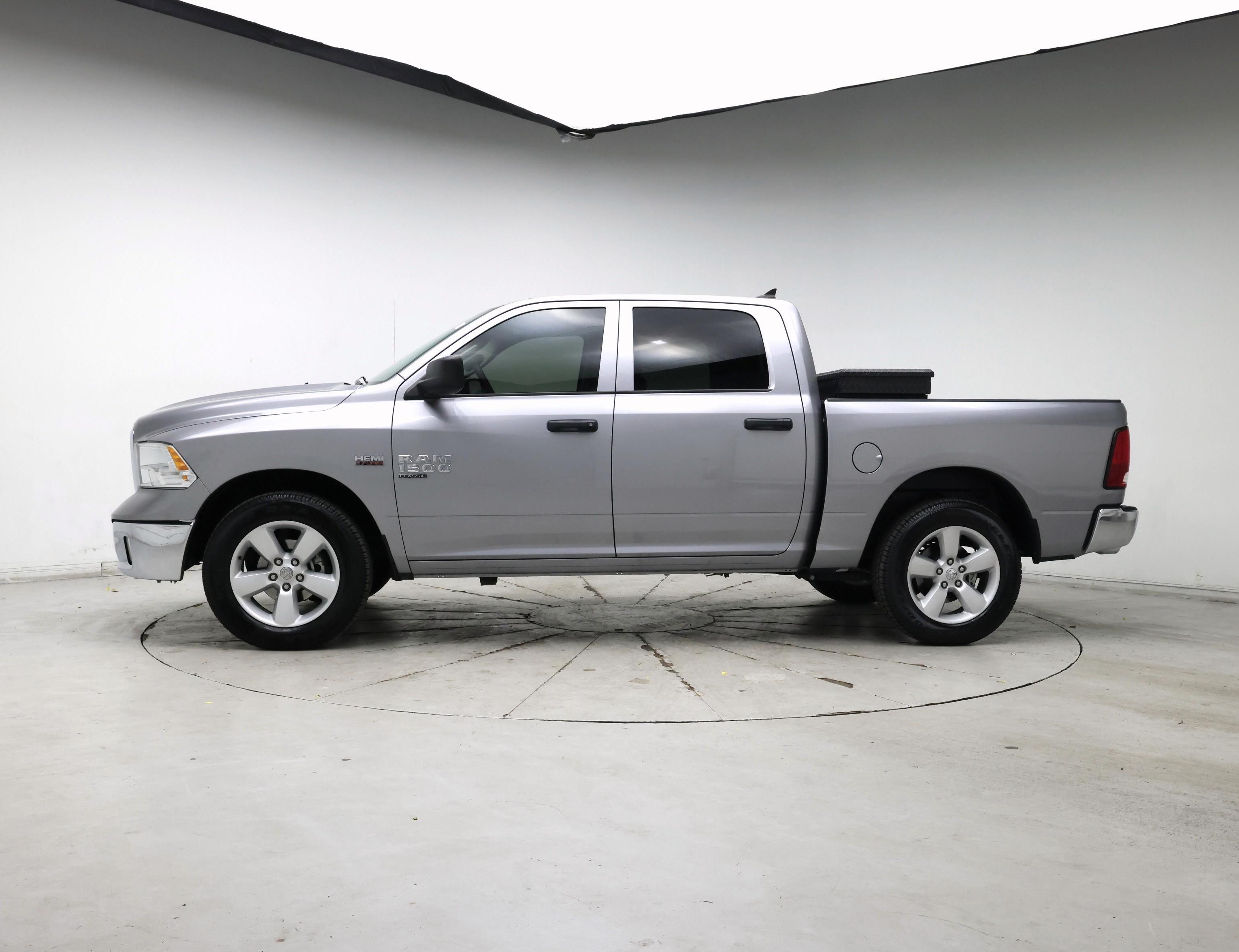 Thumbnail: 2024 RAM 1500 Classic - 3