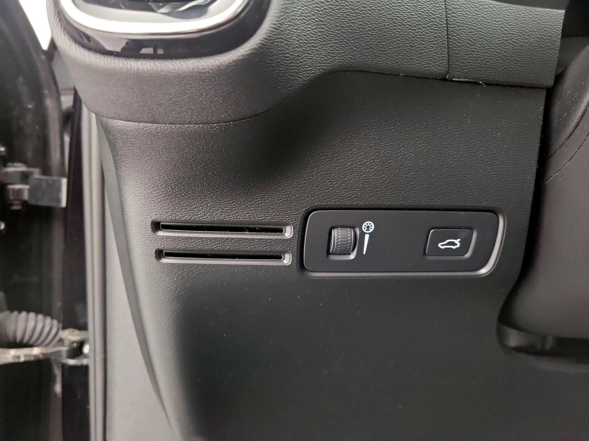 Thumbnail: 2020 Volvo XC40 - 13