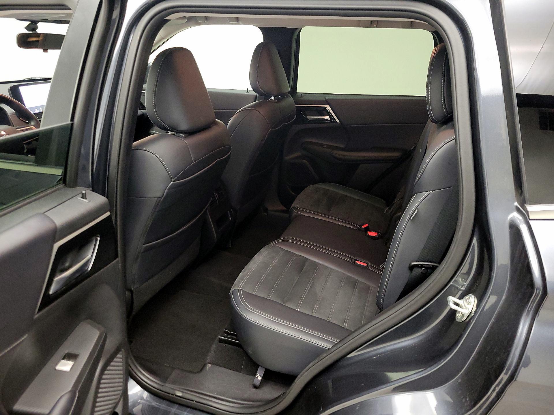 Thumbnail: 2024 Mitsubishi Outlander - 20