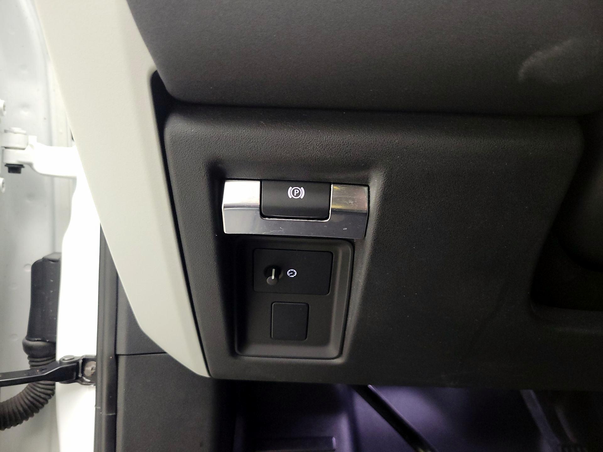 Thumbnail: 2020 Land Rover Defender - 13