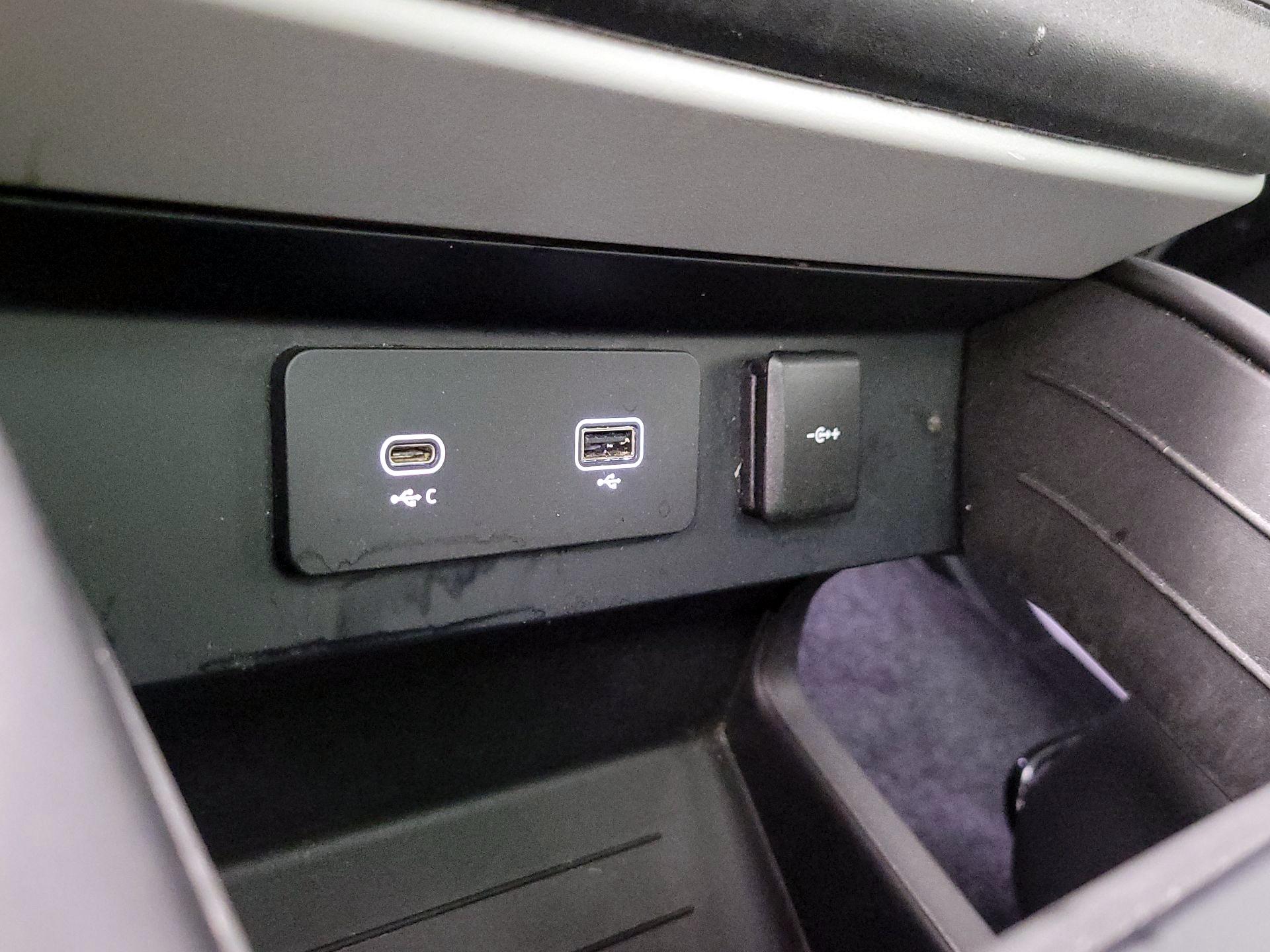 Thumbnail: 2020 Land Rover Defender - 19