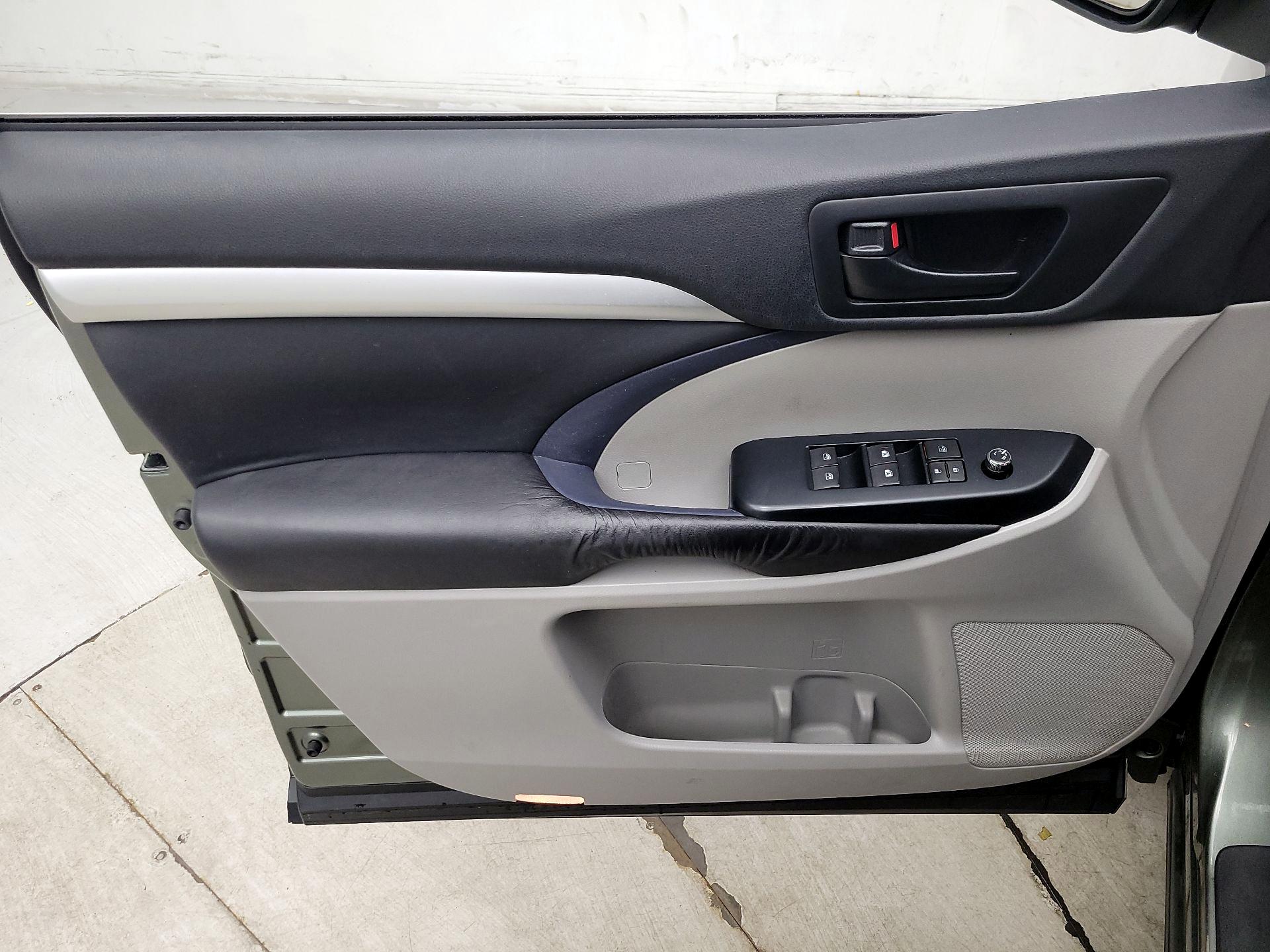 Thumbnail: 2016 Toyota Highlander - 12