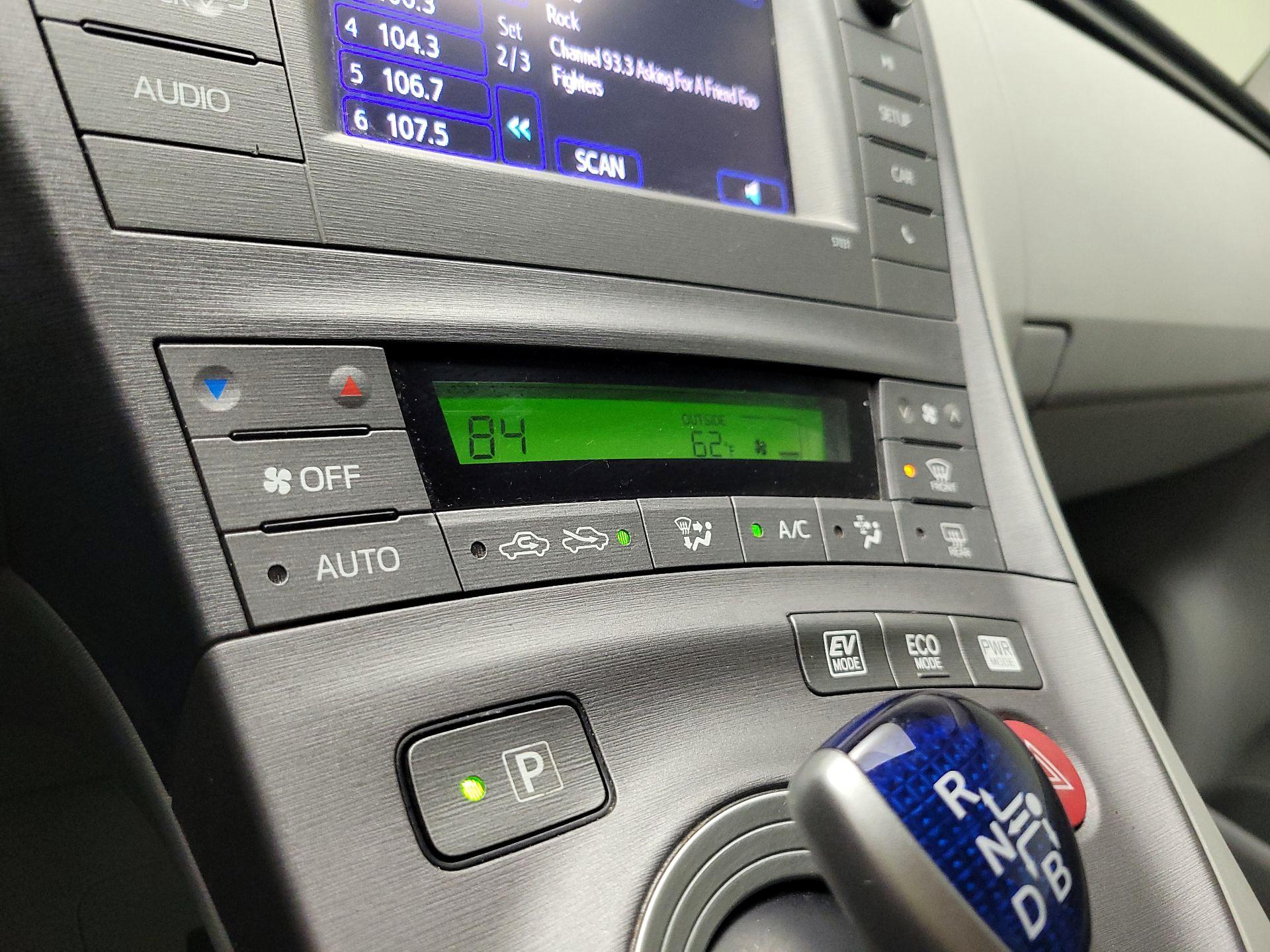 Thumbnail: 2015 Toyota Prius - 16