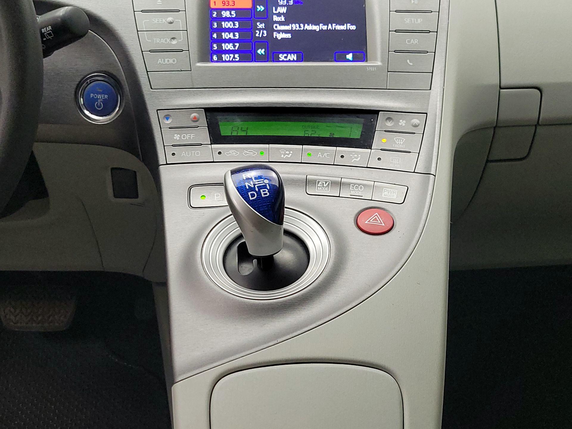 Thumbnail: 2015 Toyota Prius - 17