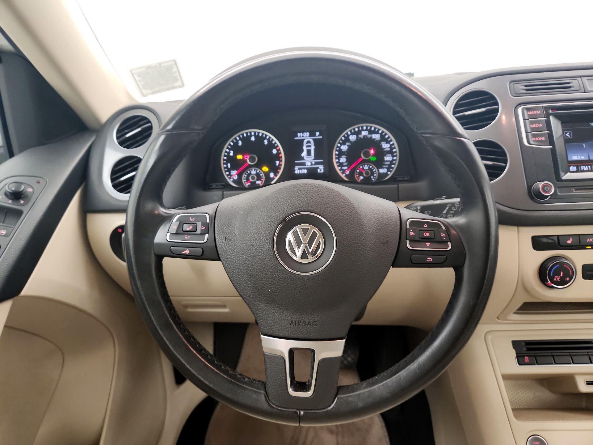 Thumbnail: 2016 Volkswagen Tiguan - 10