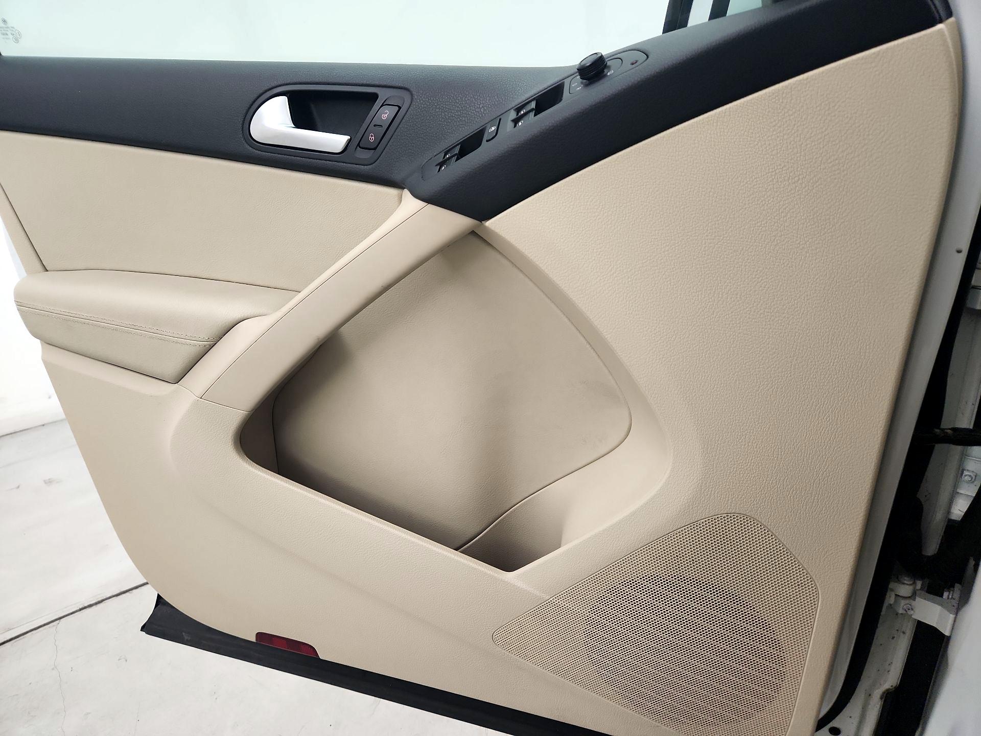 Thumbnail: 2016 Volkswagen Tiguan - 12